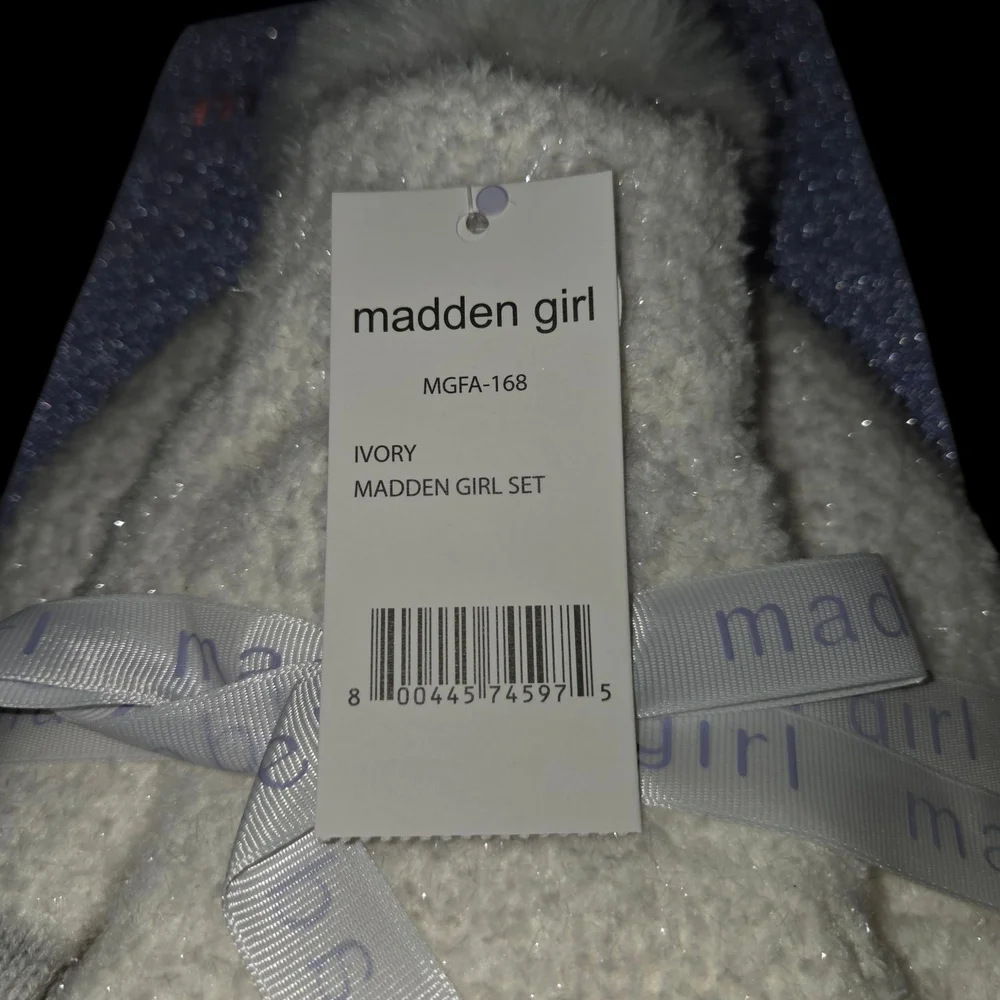 Madden Girl White and Gray Knit Mittens